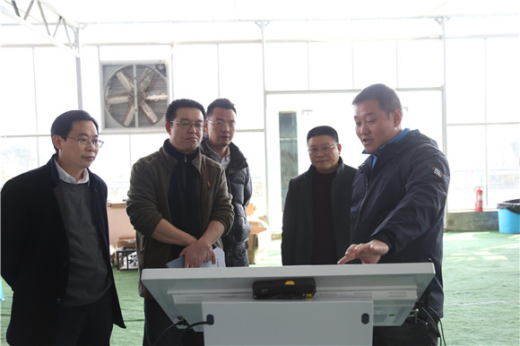 魏來在向前來參觀的專家講解&ldquo;智慧化管理平臺&rdquo;