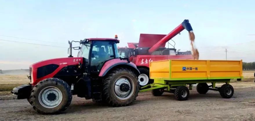 國內(nèi)首款智能 大型 喂入量15公斤谷物聯(lián)合收割機在中國一拖研制成功