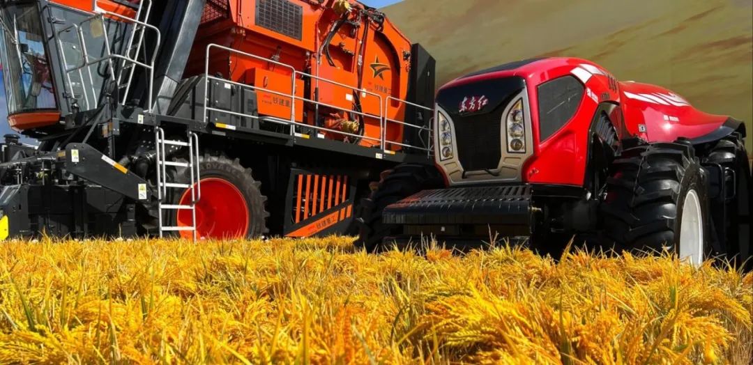 “東方紅”無(wú)人駕駛拖拉機(jī)亮相“奮進(jìn)新時(shí)代”主題成就展