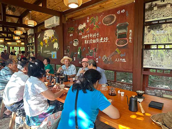 興隆隆苑咖啡莊園內(nèi)，游客正在學(xué)習(xí)咖啡制作
